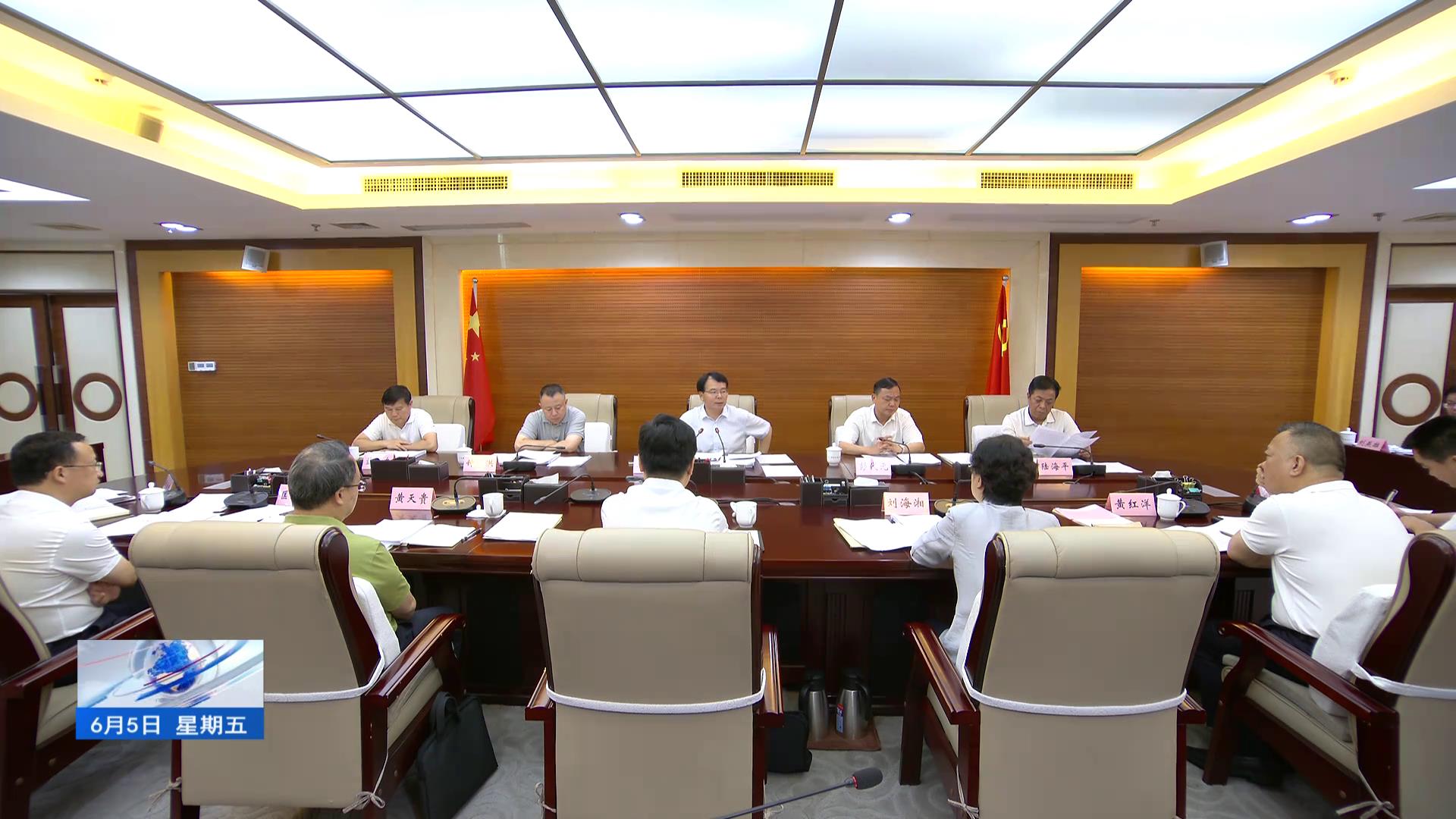 市委常委会召开会议 李国忠主持