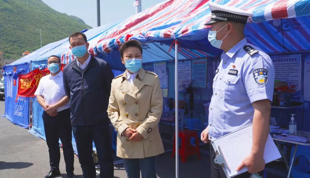 不打招呼 直奔现场! 黄卫东督导检查高速出入口和动车站疫情防控工作