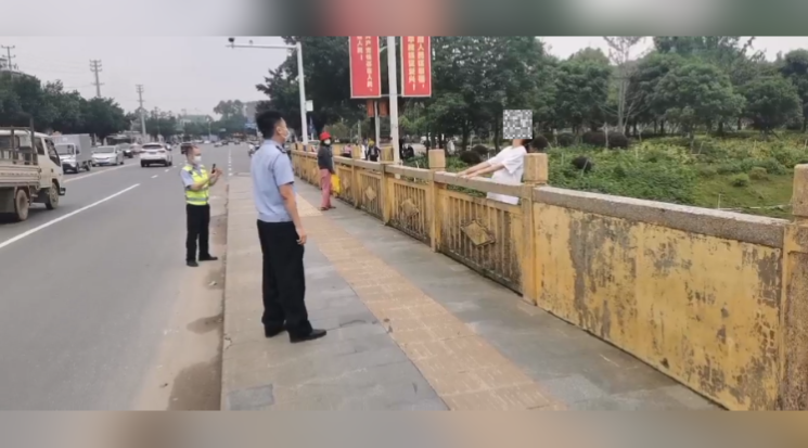 好样的!危急时刻 交警跳水救回一女子
