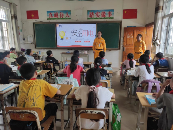 华润电力（贺州）有限公司到钟山县同古镇开展主题党日活动