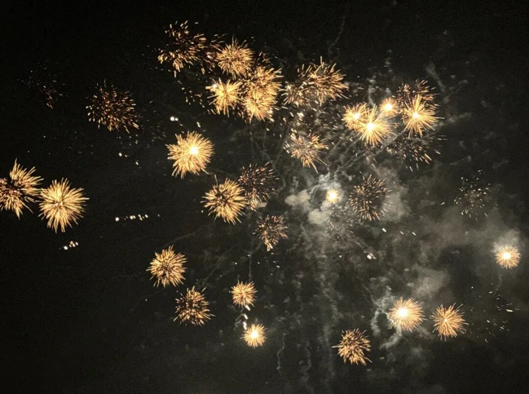 烟花添年味，安全记心间！燃放烟花爆竹要注意这些事项