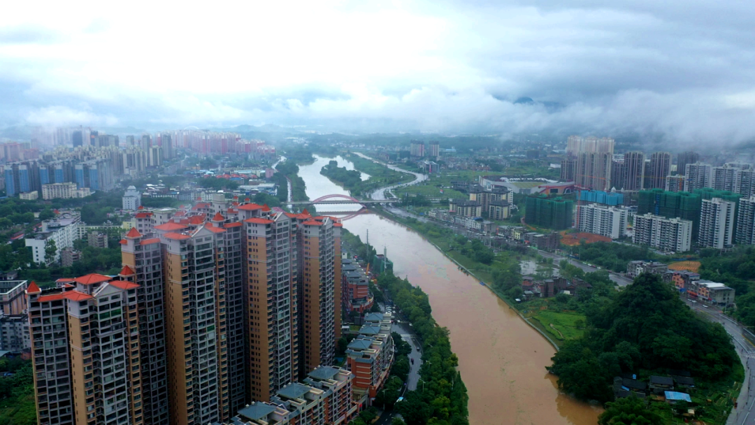贺州:强降雨致河流水位上涨,出现今年第一场超警洪水