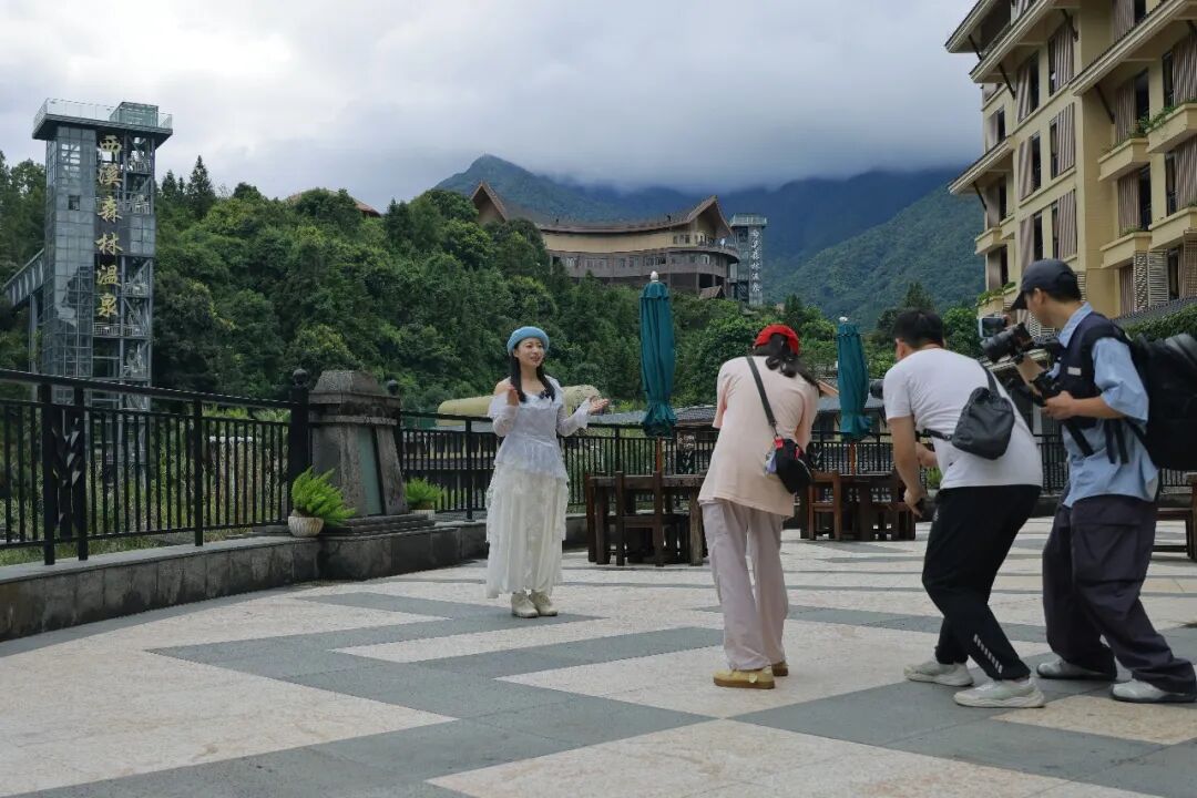 “云说壮美·八方来贺”网络名人采风活动首日走进西溪温泉