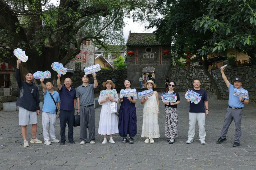 “云说壮美·八方来贺”网络名人采风活动走进黄姚古镇