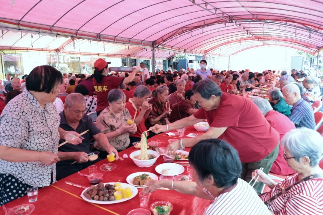 【网络中国节·重阳】这场长寿宴暖胃又暖心！300多位长者欢聚庆重阳